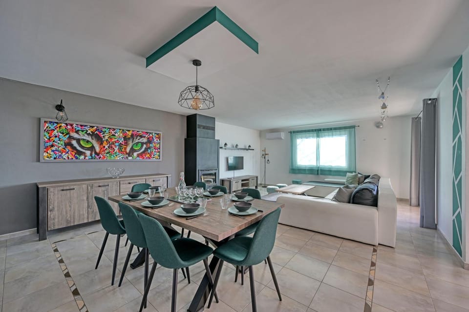 Living room, Dining area