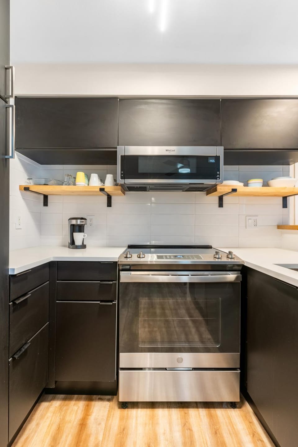 Kitchen or kitchenette, minibar, stove