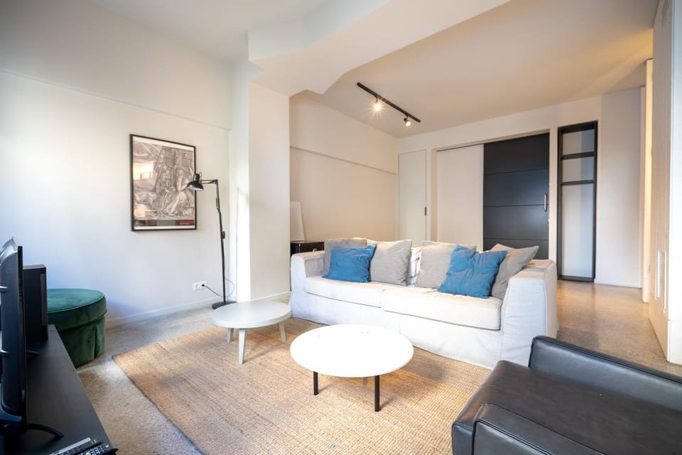 TV and multimedia, Living room, Seating area, air conditioner