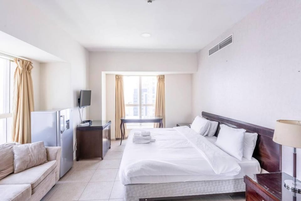 Communal lounge/ TV room, TV and multimedia, Living room, Seating area, Evening entertainment, Bedroom