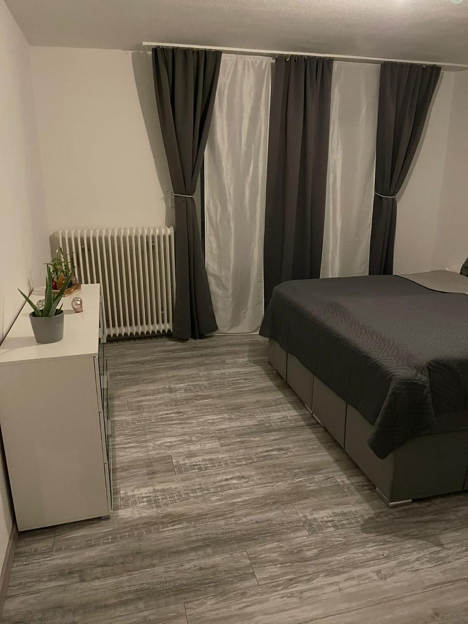 Bed, Photo of the whole room, Bedroom, internet