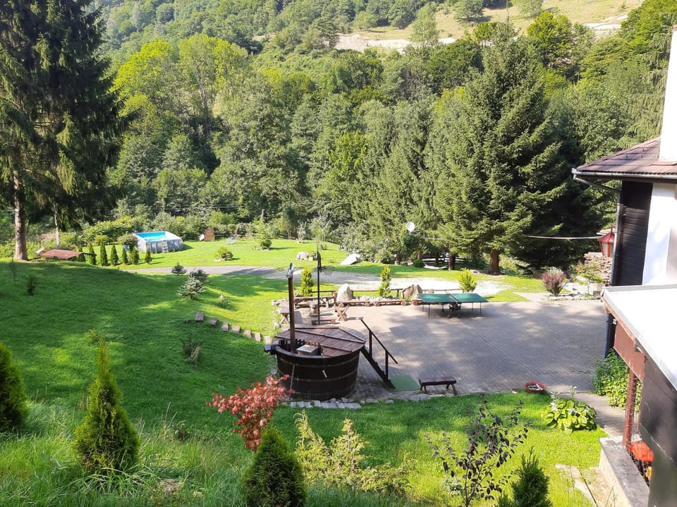 Cabana Basmelor cu Ciubar Bed and Breakfast in Romania