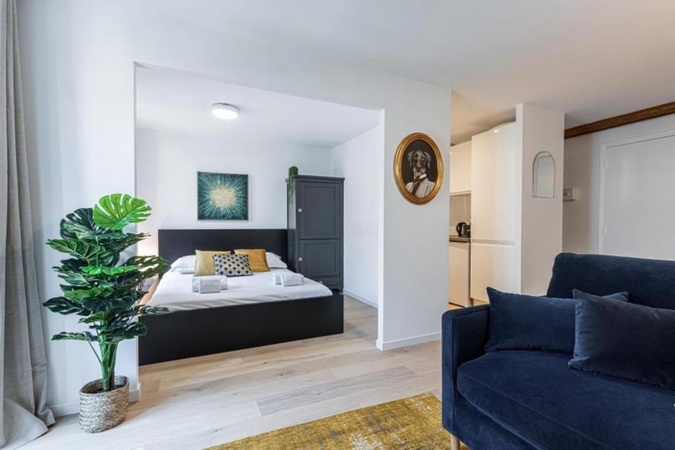 Bed, Photo of the whole room, Seating area