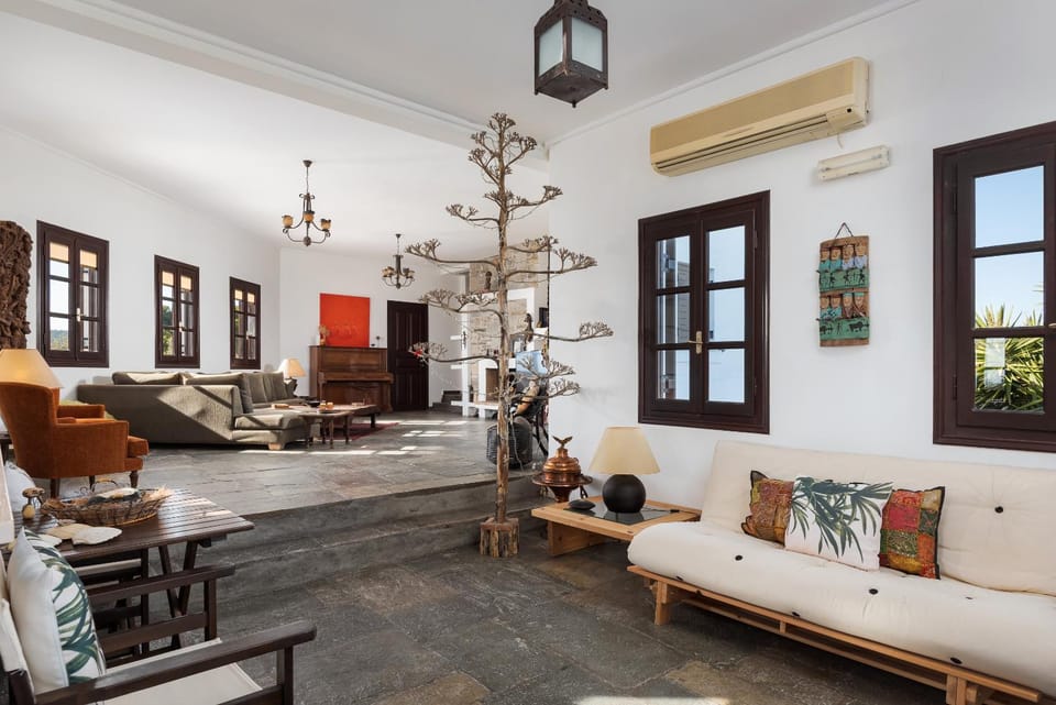 Living room, Seating area