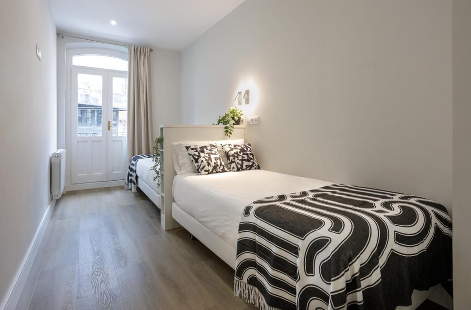 Photo of the whole room, Bedroom