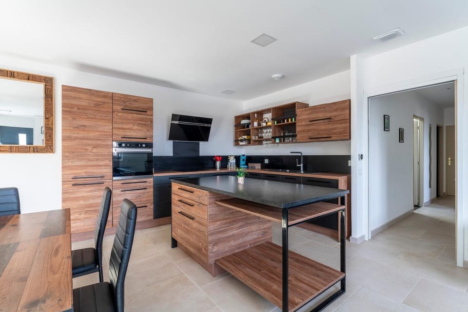 Kitchen or kitchenette, Living room