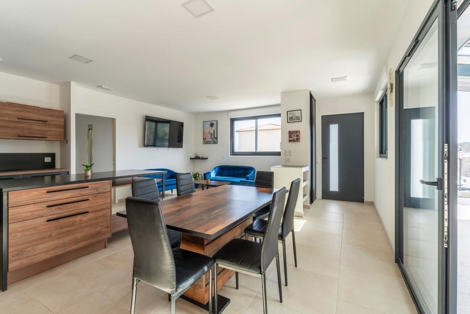Property building, Kitchen or kitchenette, Living room