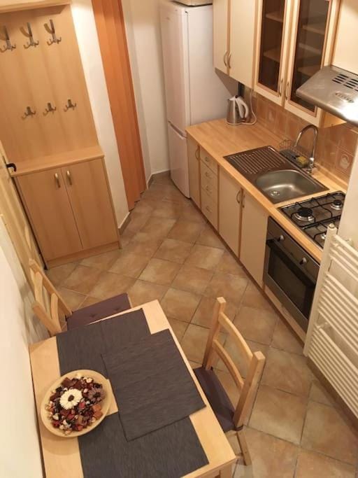 Kitchen or kitchenette, Dining area, minibar, pet friendly