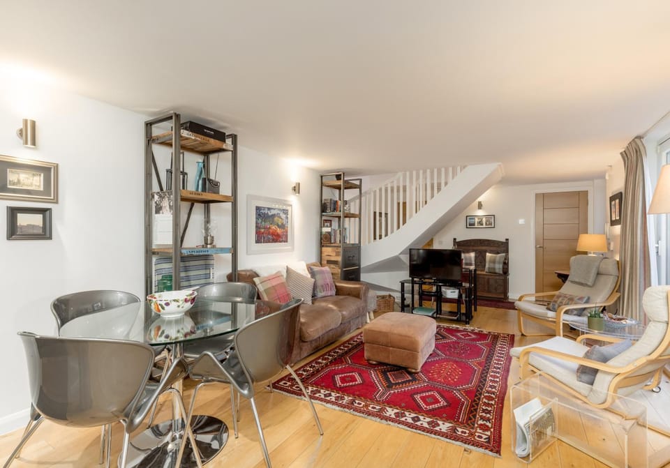 Bed, Living room, Dining area, Bedroom, Entertainment, Breakfast