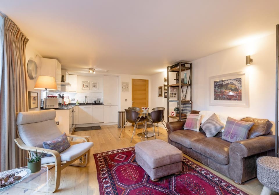 Bed, Kitchen or kitchenette, Seating area, Bedroom