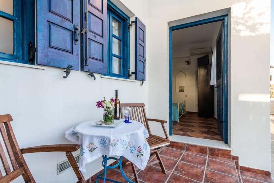 Melisses Sea View Studio Apartment in Milos