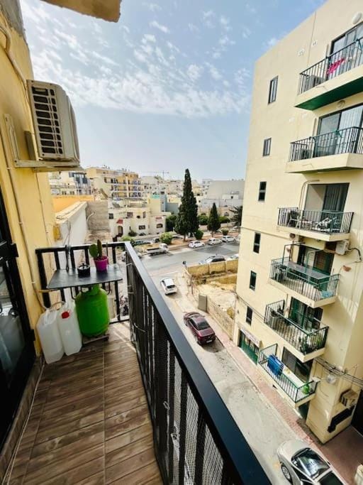 Day, Balcony/Terrace, City view, Street view