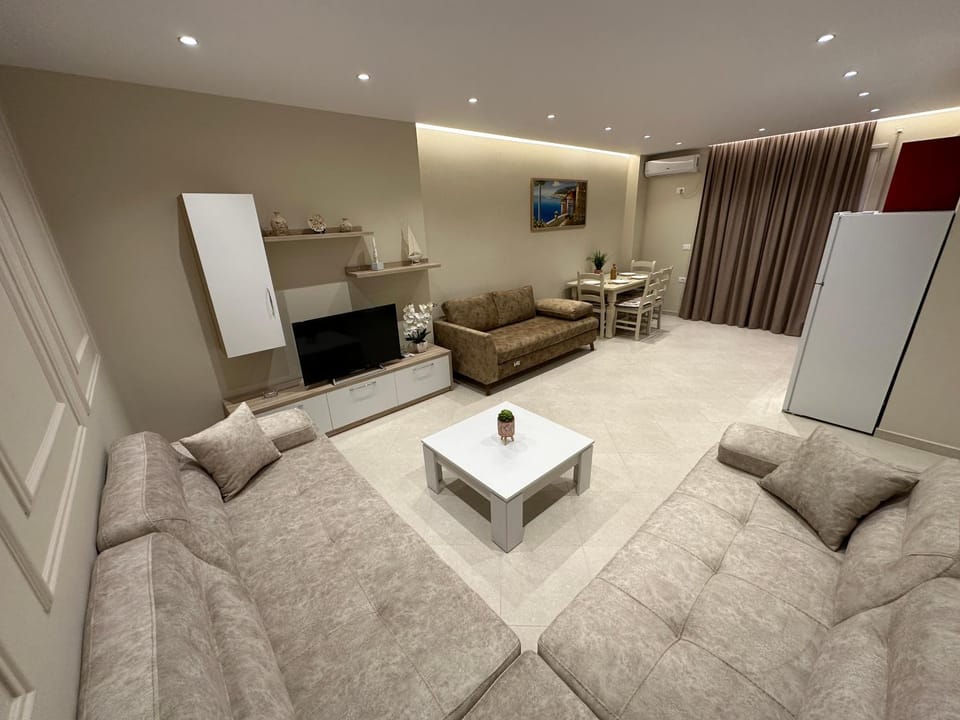 TV and multimedia, Kitchen or kitchenette, Living room, Seating area, Dining area, minibar, oven, pet friendly, stove