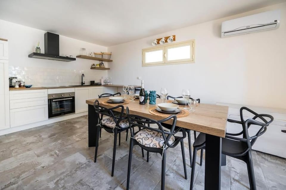 Kitchen or kitchenette, Living room, Seating area, Dining area, pet friendly, stove, air conditioner