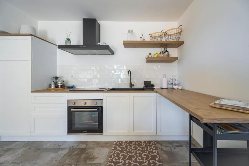 Coffee/tea facilities, Kitchen or kitchenette, Dining area, pet friendly, stove