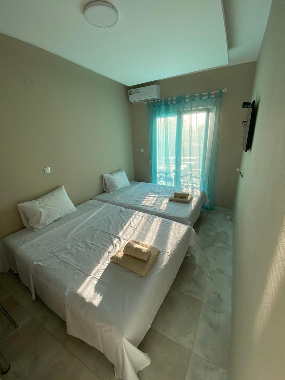 Bed, Bedroom, towels