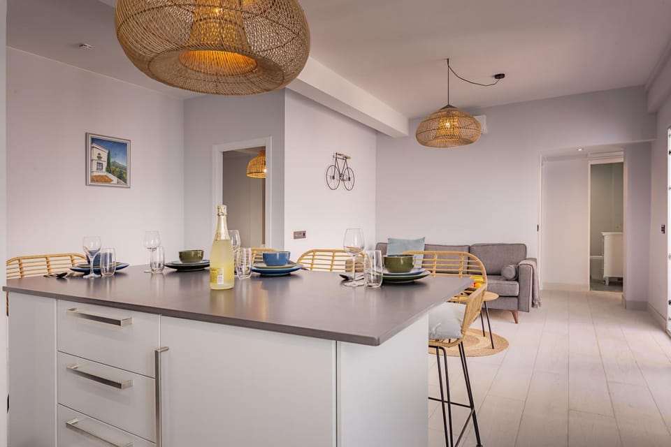 Kitchen or kitchenette, Living room, Seating area, Dining area