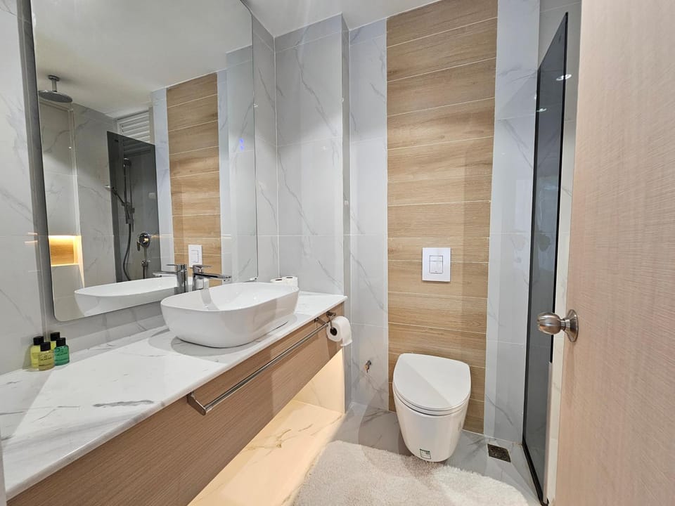 Shower, Toilet, Bathroom, towels
