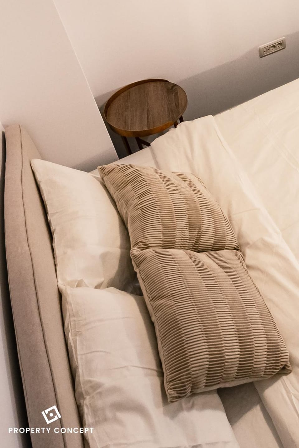 Bed, Living room, Photo of the whole room, Seating area, Bedroom