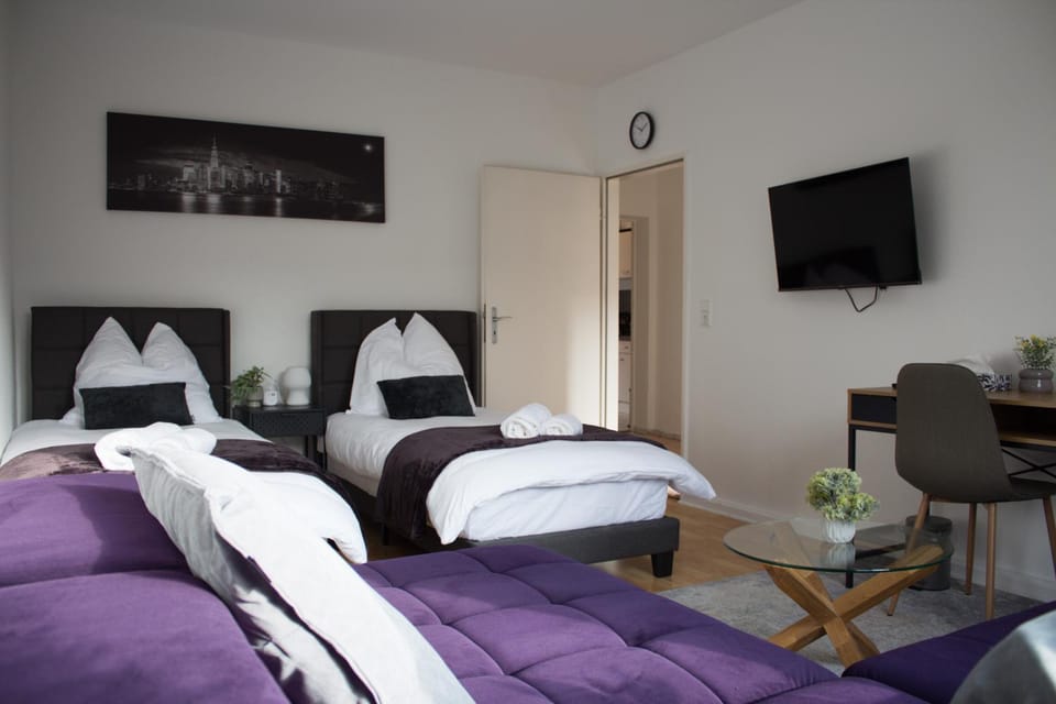 Bed, TV and multimedia, Living room, Photo of the whole room, Seating area, Bedroom, towels