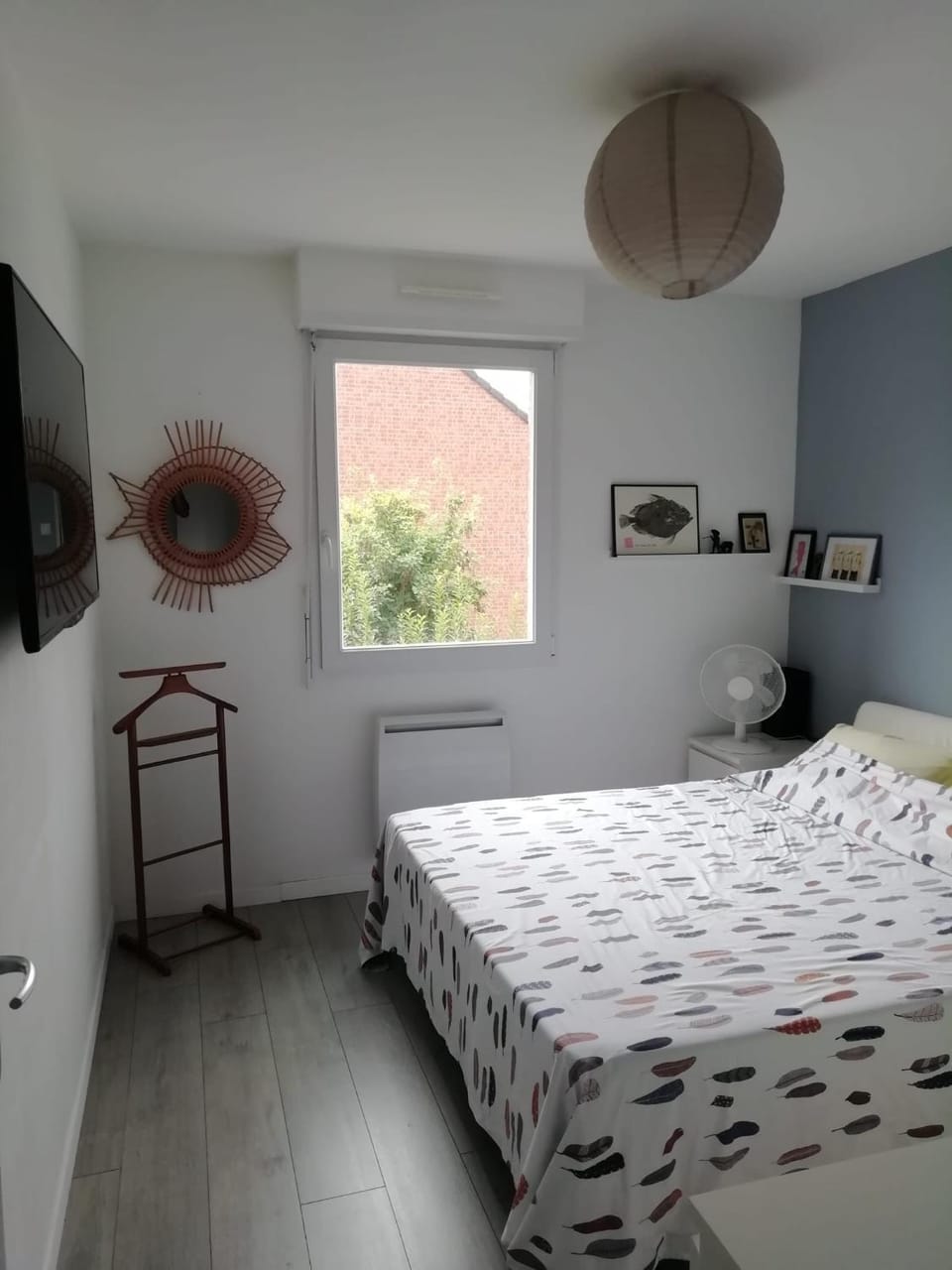 Bed, TV and multimedia, Photo of the whole room, Bedroom
