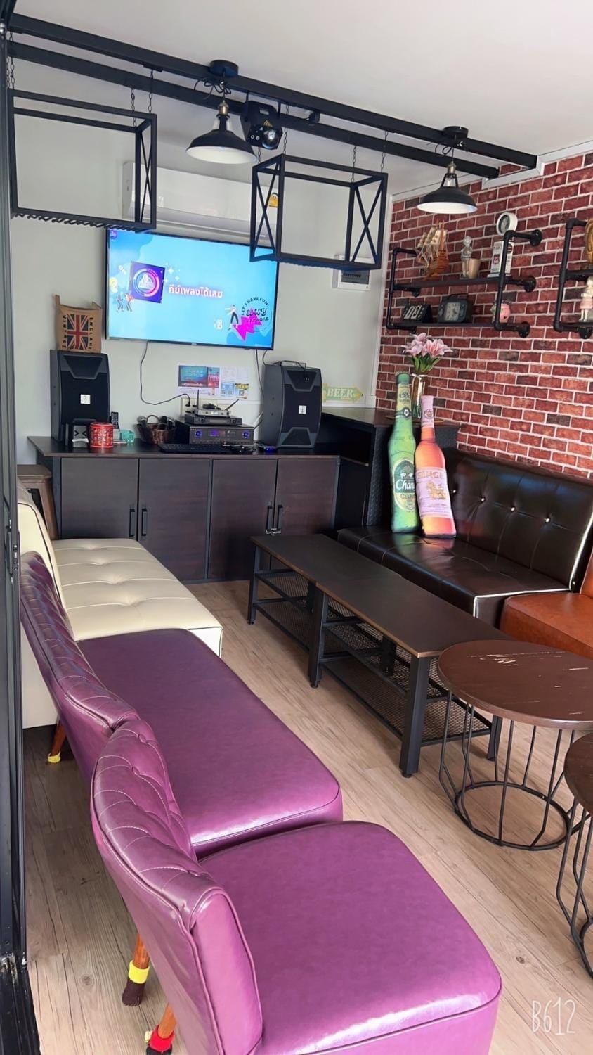Communal lounge/ TV room, TV and multimedia, Living room, Seating area, Evening entertainment