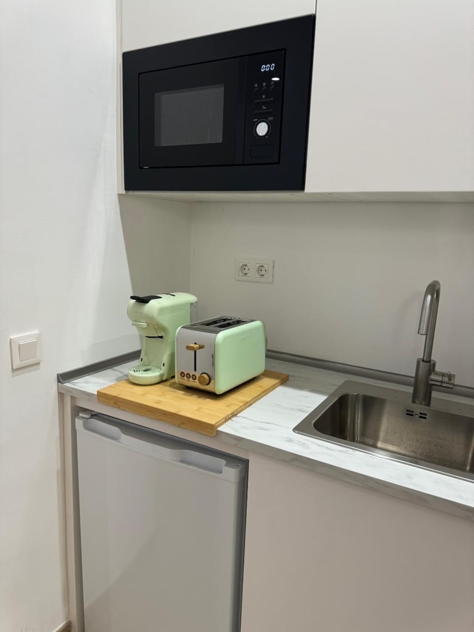 Kitchen or kitchenette, minibar, stove