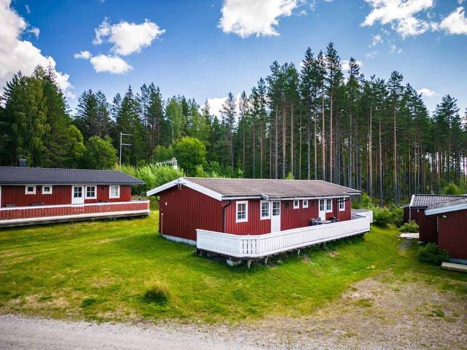 Långrösta; Ruime blokhut grenzend aan bos Chalet in Sweden