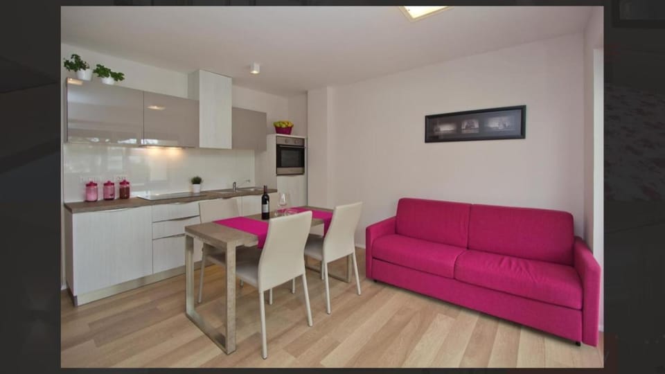 Kitchen or kitchenette, Seating area, Dining area