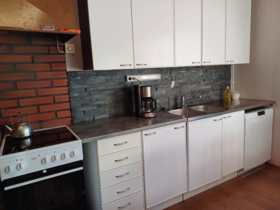 Kitchen or kitchenette, dishwasher