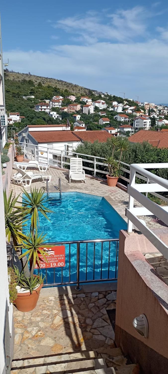 Seaview Apt, communal swimming pool, 250m to beach, parking, 4km to Trogir old town Apartment in Okrug Gornji