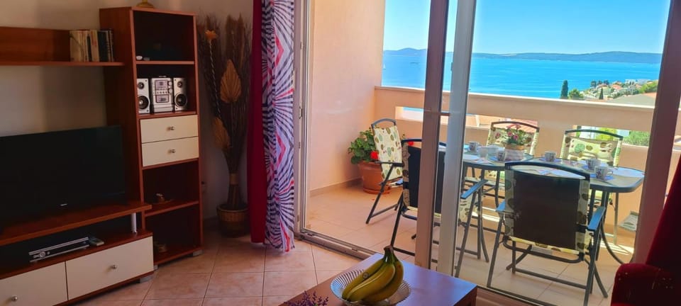 Seaview Apt, communal swimming pool, 250m to beach, parking, 4km to Trogir old town Apartment in Okrug Gornji