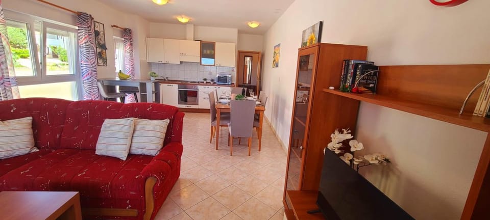 Seaview Apt, communal swimming pool, 250m to beach, parking, 4km to Trogir old town Apartment in Okrug Gornji