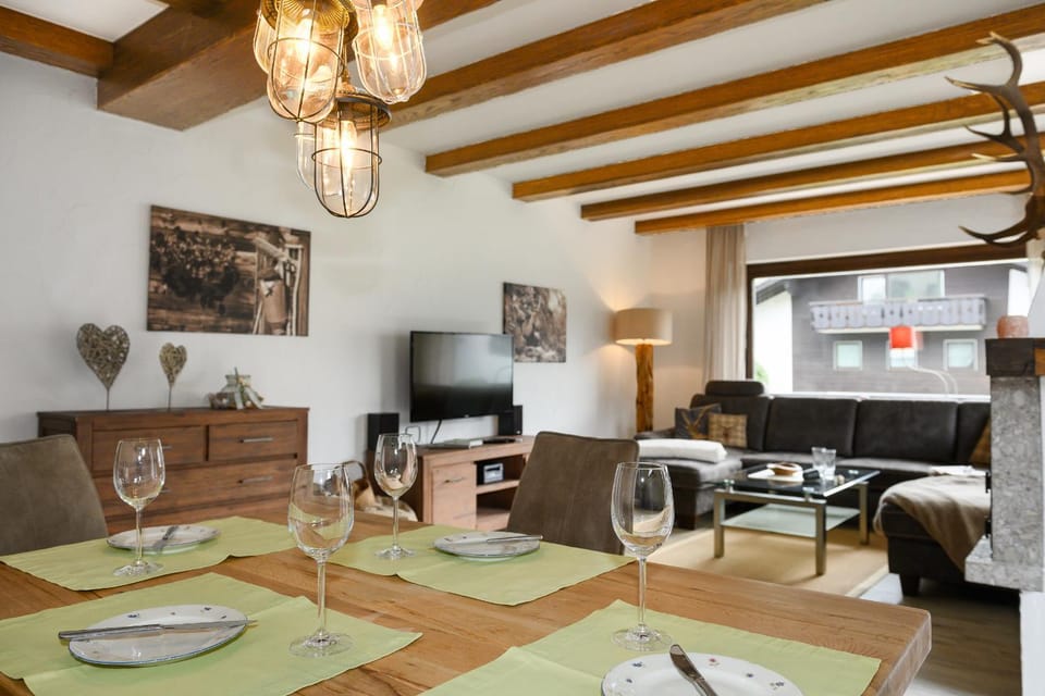 TV and multimedia, Living room, Seating area, Dining area