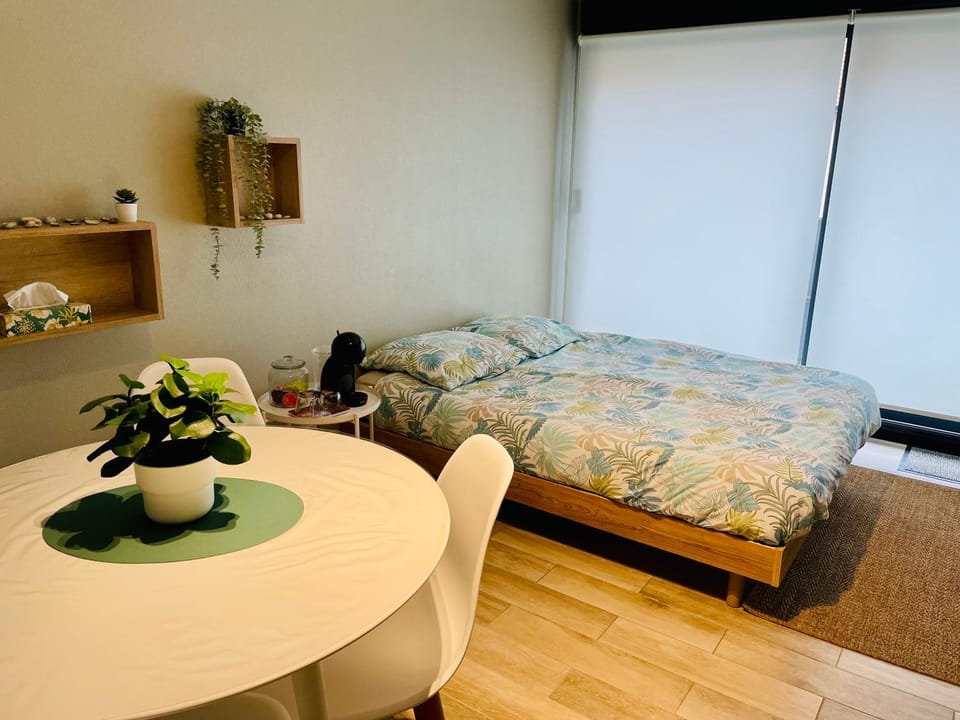 Bed, Seating area, Dining area, cot