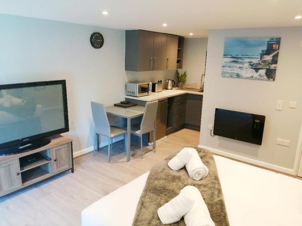 TV and multimedia, Kitchen or kitchenette, Living room, Dining area