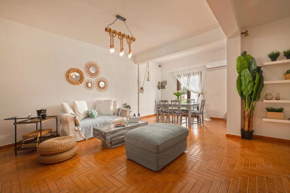 Living room, Seating area, Dining area, pet friendly