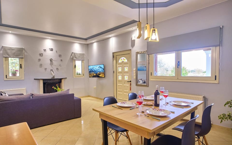 Communal lounge/ TV room, TV and multimedia, Living room, Seating area, Dining area, Evening entertainment