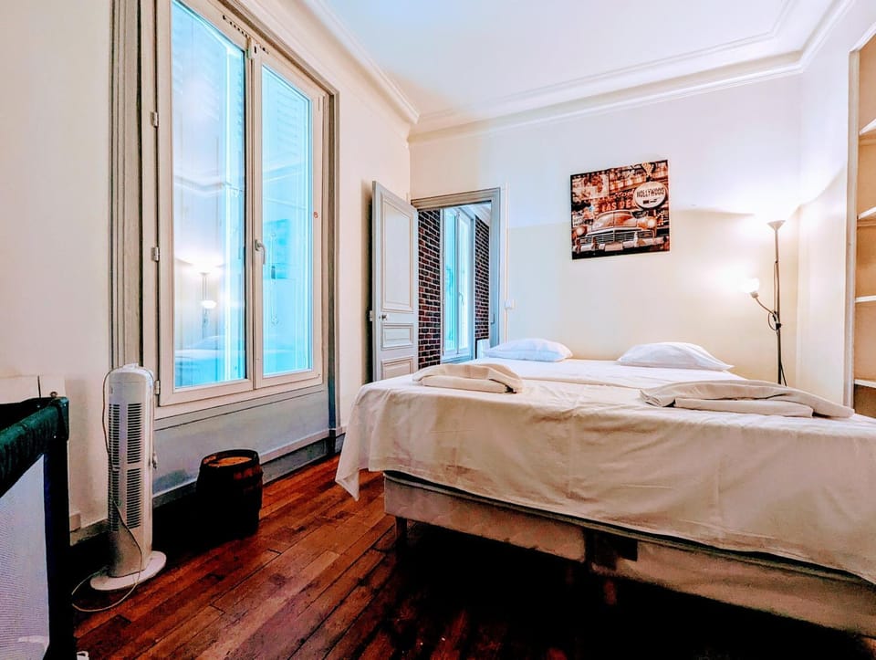 Bed, Photo of the whole room, Decorative detail, Bedroom, towels