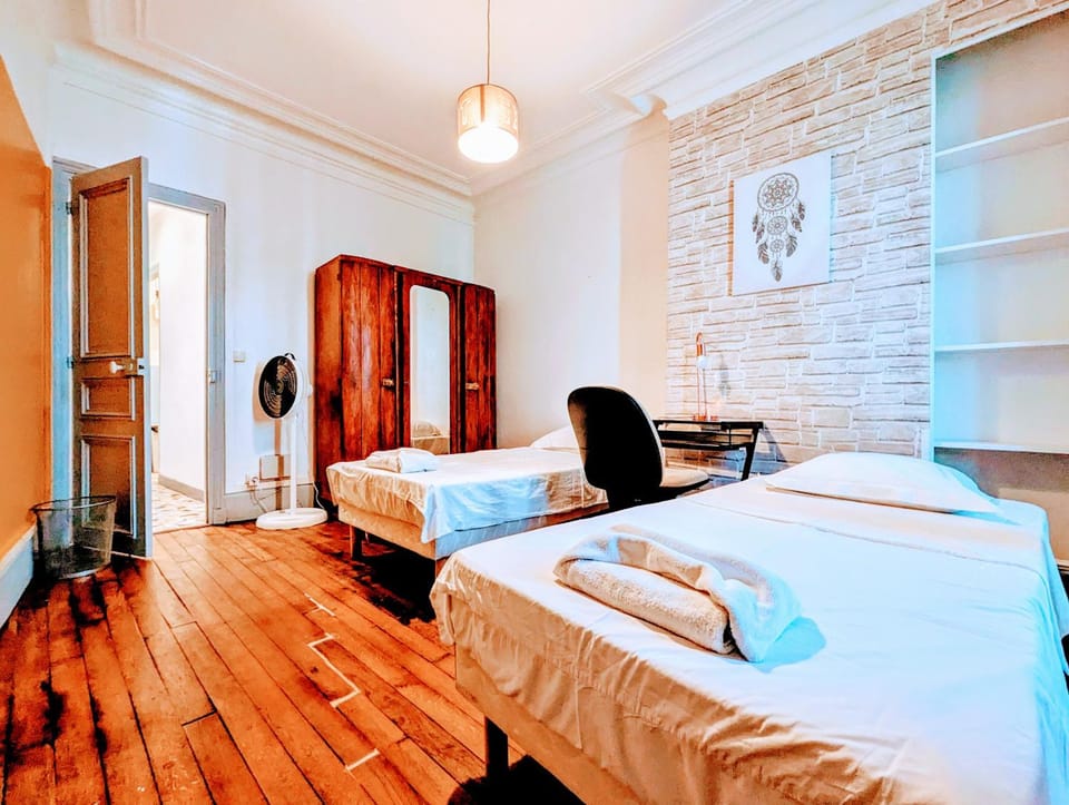 Photo of the whole room, Decorative detail, Bedroom, towels