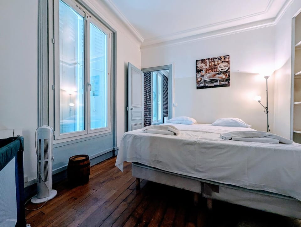 Bed, Photo of the whole room, Decorative detail, Bedroom, towels