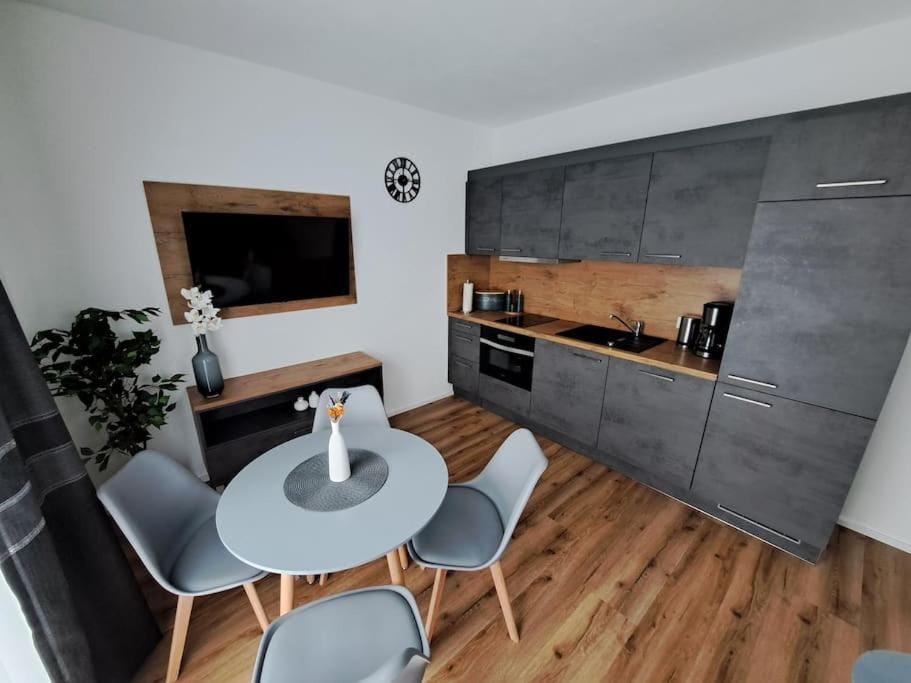 Kitchen or kitchenette, Seating area, Dining area