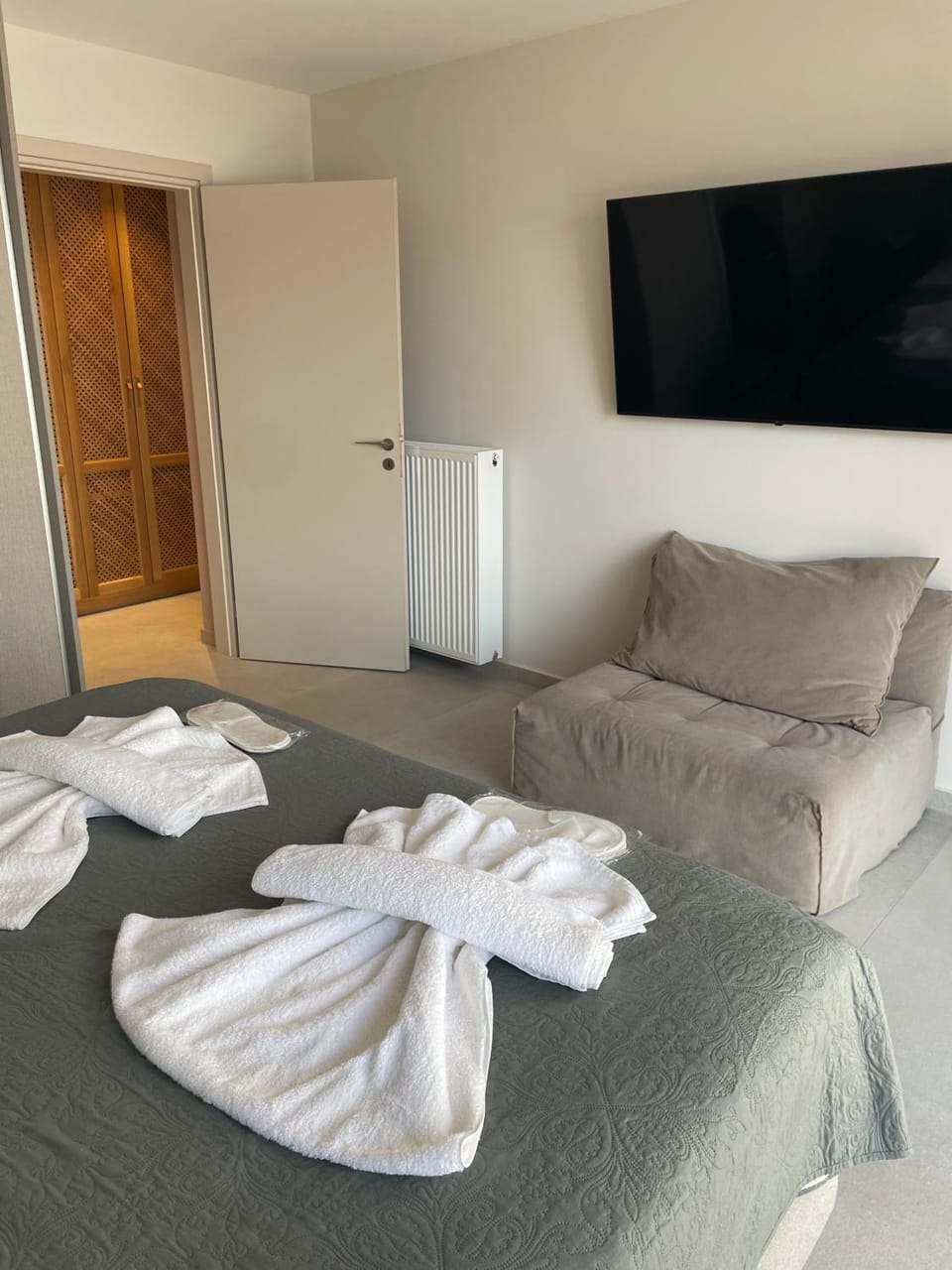 Bed, TV and multimedia, Bedroom, towels