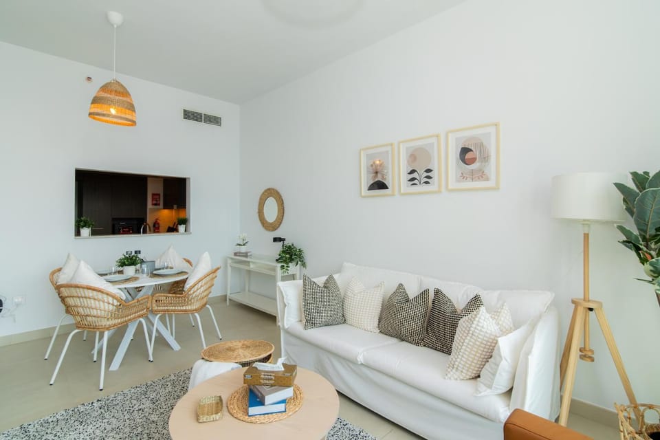 TV and multimedia, Living room, Seating area, Dining area, air conditioner