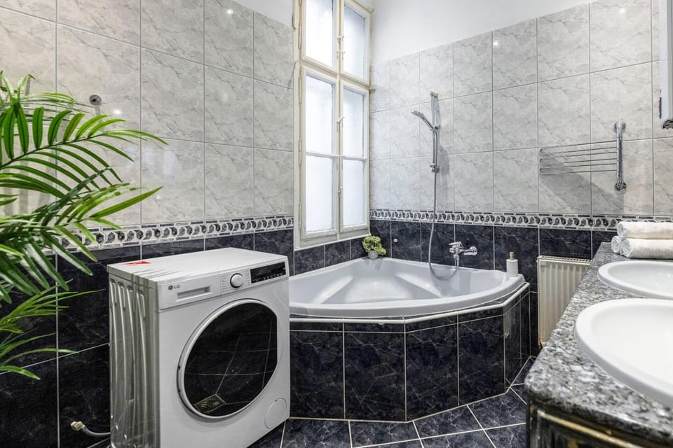 Bathroom, Bath, towels, washing machine