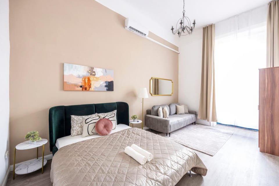 Bed, Living room, Photo of the whole room, Seating area, Bedroom, towels