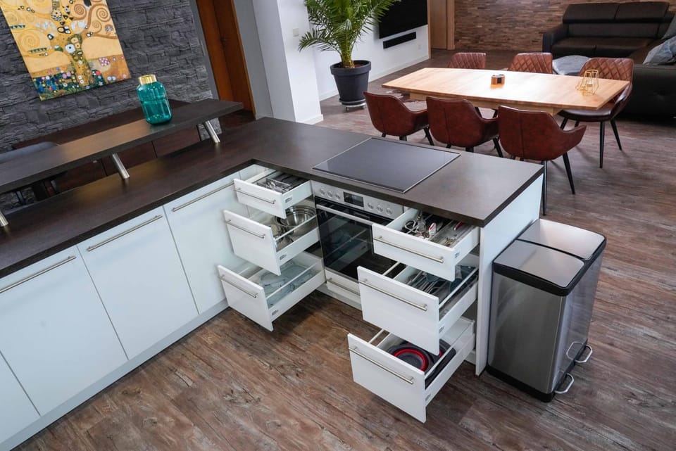 Kitchen or kitchenette, Living room, Seating area, Dining area