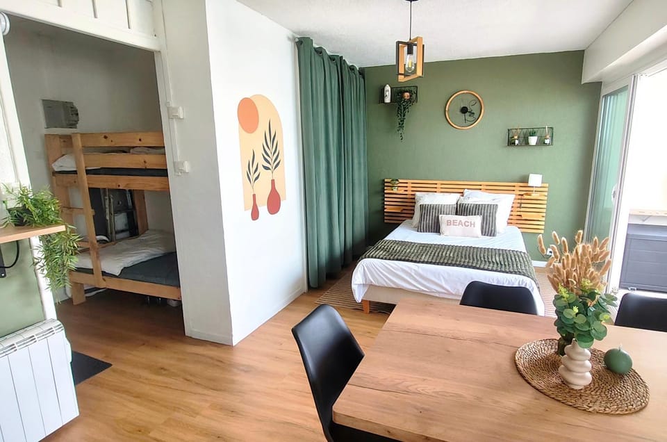 Bed, Meals, bunk bed
