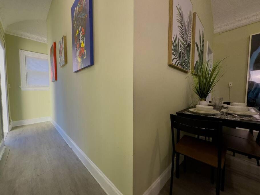 Shenandoah Victorian Suite with TV's in every room Apartment in Coral Gables