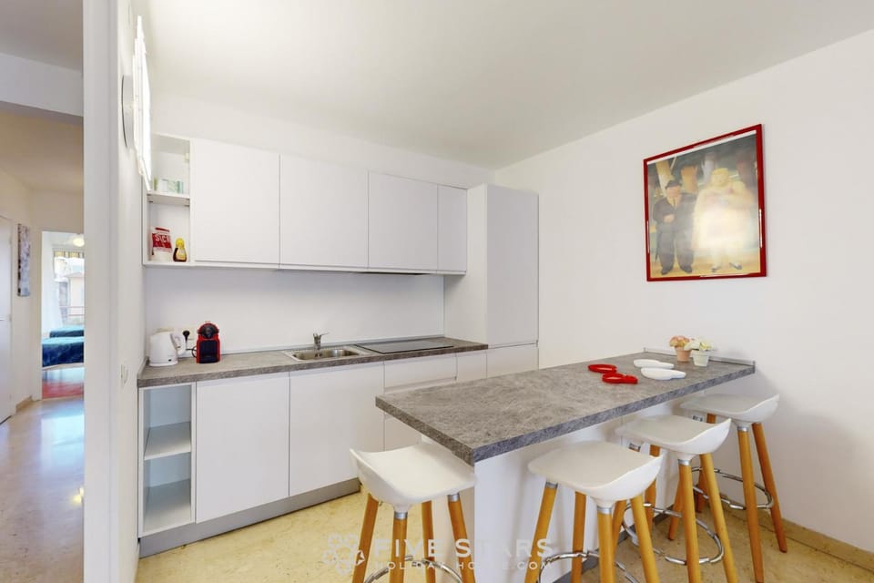 Kitchen or kitchenette, minibar, stove